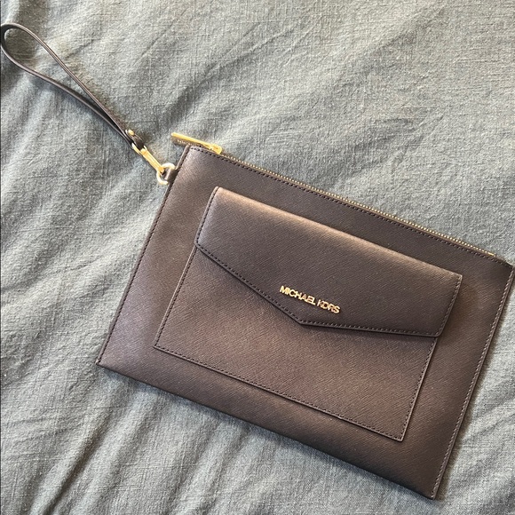 Michael Kors Black Oversized Envelope Wristlet - Picture 1 of 4